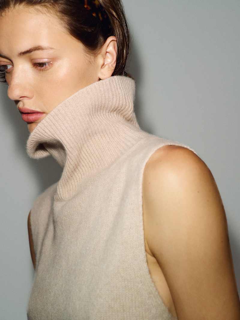 Flora Cashmere Sleeveless Turtleneck