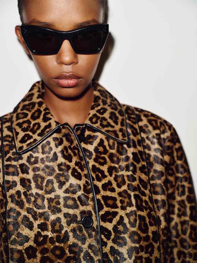 Veda Ariana Trench